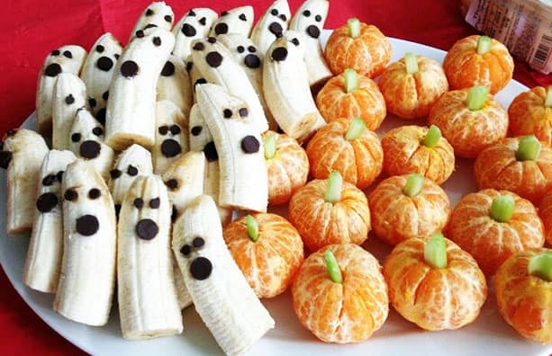 Pumpkins made of mandarin oranges and banana ghosts with chocolate chips
